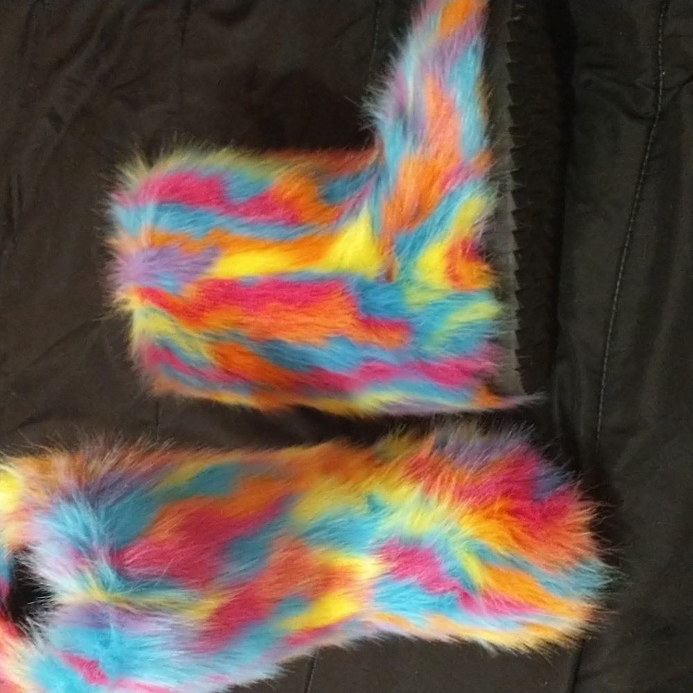 Rainbow size 6 fur Boots 👢